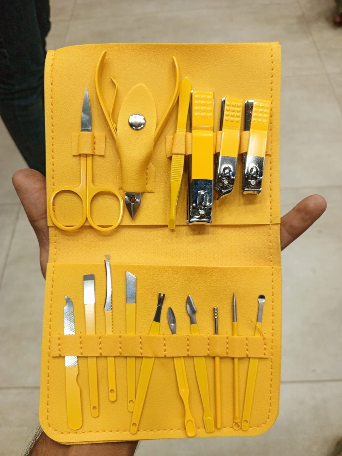 16pcs Professional Manicure & Pedicure Set – Nail Clippers, Cuticle Nippers & Grooming Tools with Travel Case (Random color) - Image 2